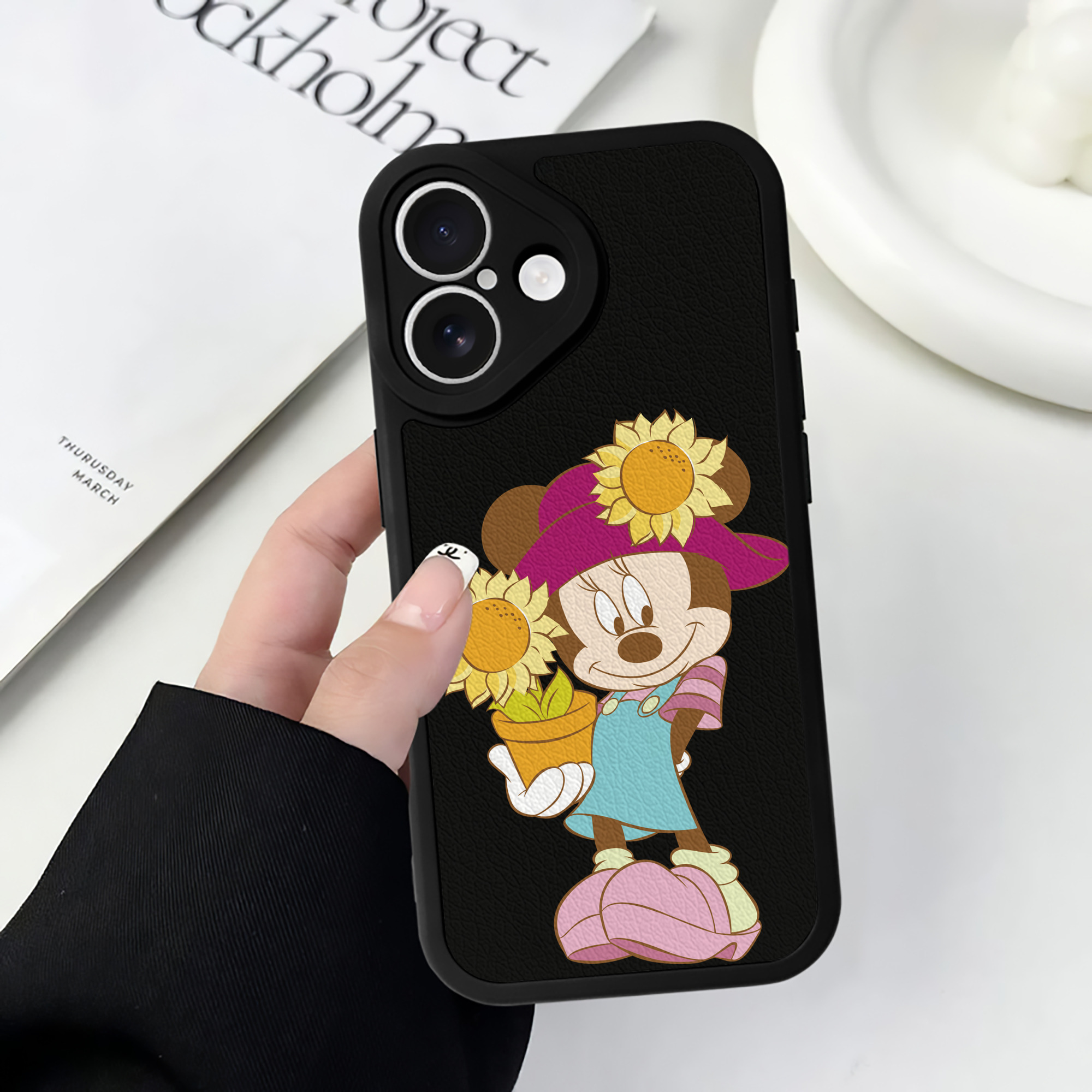 （画像用） ミッキーマウス Mickey Mouse 【iPhone 16シリーズ対応】シリコンスマホケース（レザー調） 材質：シリコン